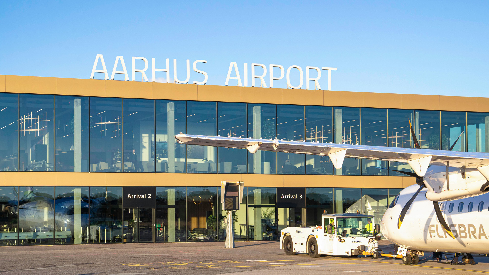 Aarhus-Airport_GOLD-ALUMINIUM-FACADE