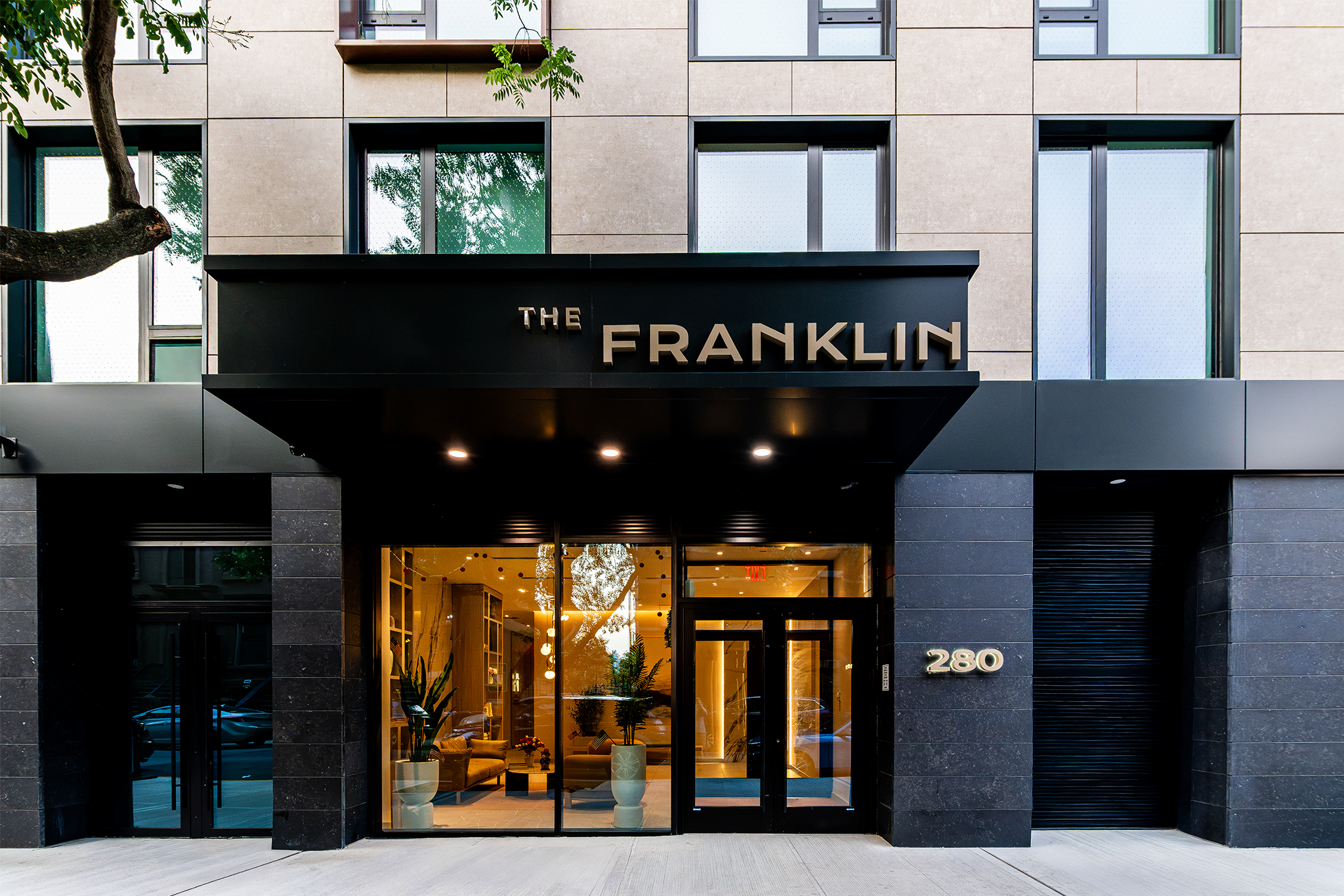 Entrada de The Franklin revestida con STACBOND Black Grey