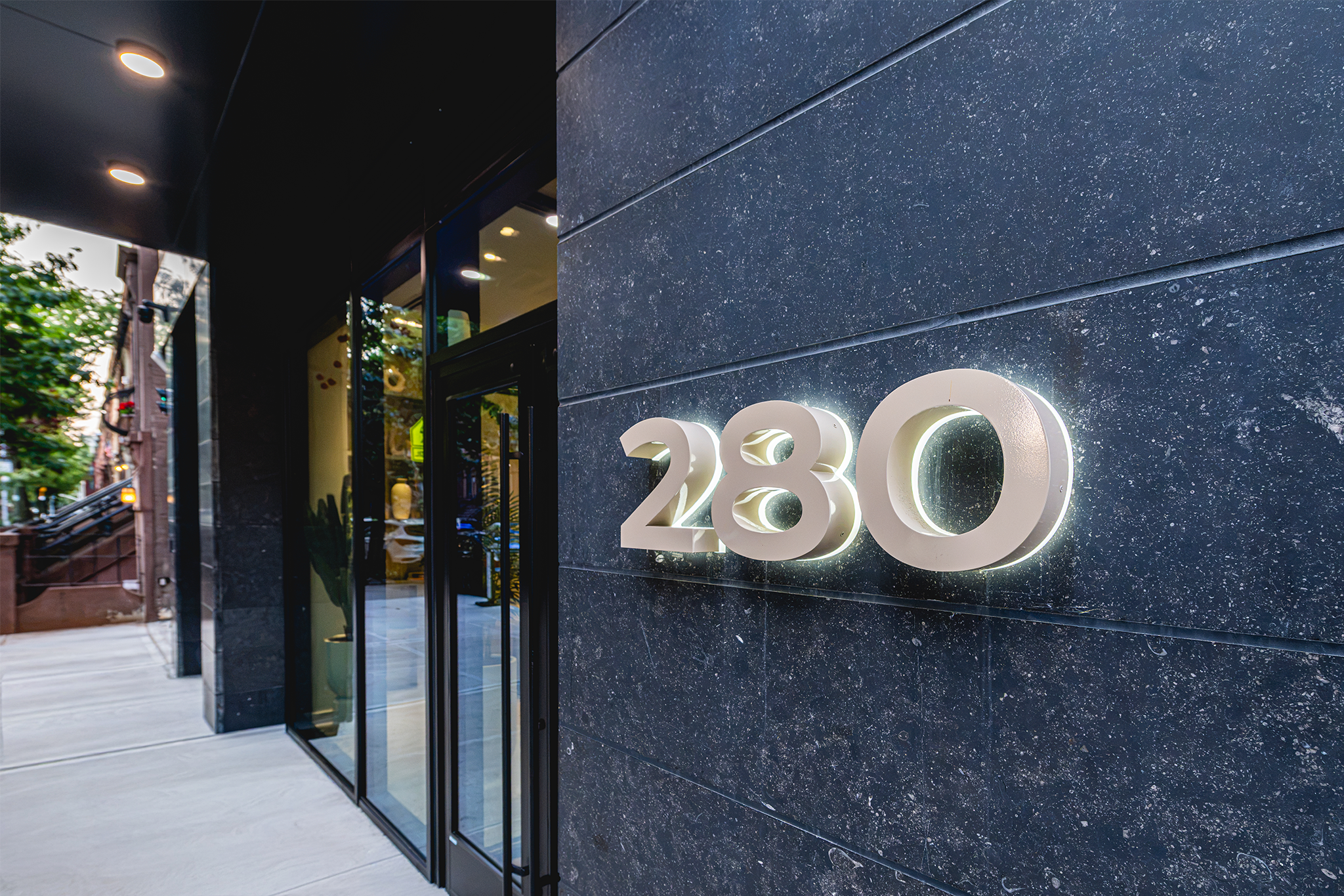 Número 280 iluminado en el acceso de The Franklin en Harlem