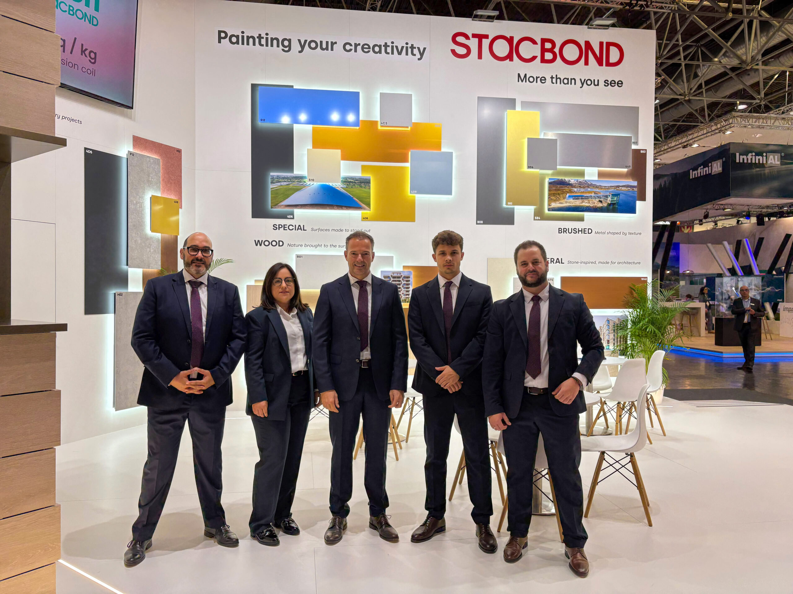 Il team STACBOND durante la fiera ALUMINIUM 2026 a Düsseldorf