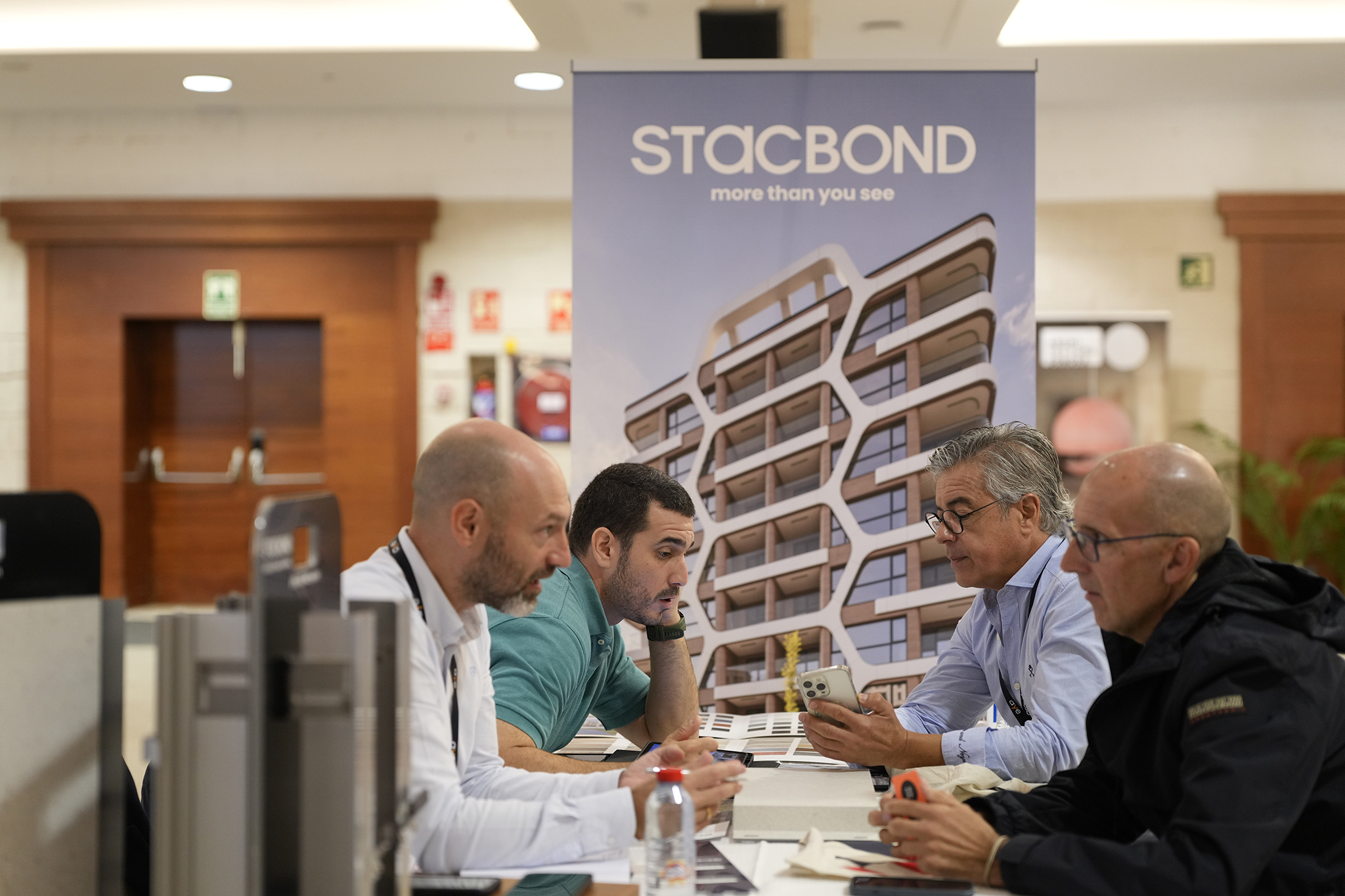 Professionelles Treffen von STACBOND während des Foro Contract XL 2026