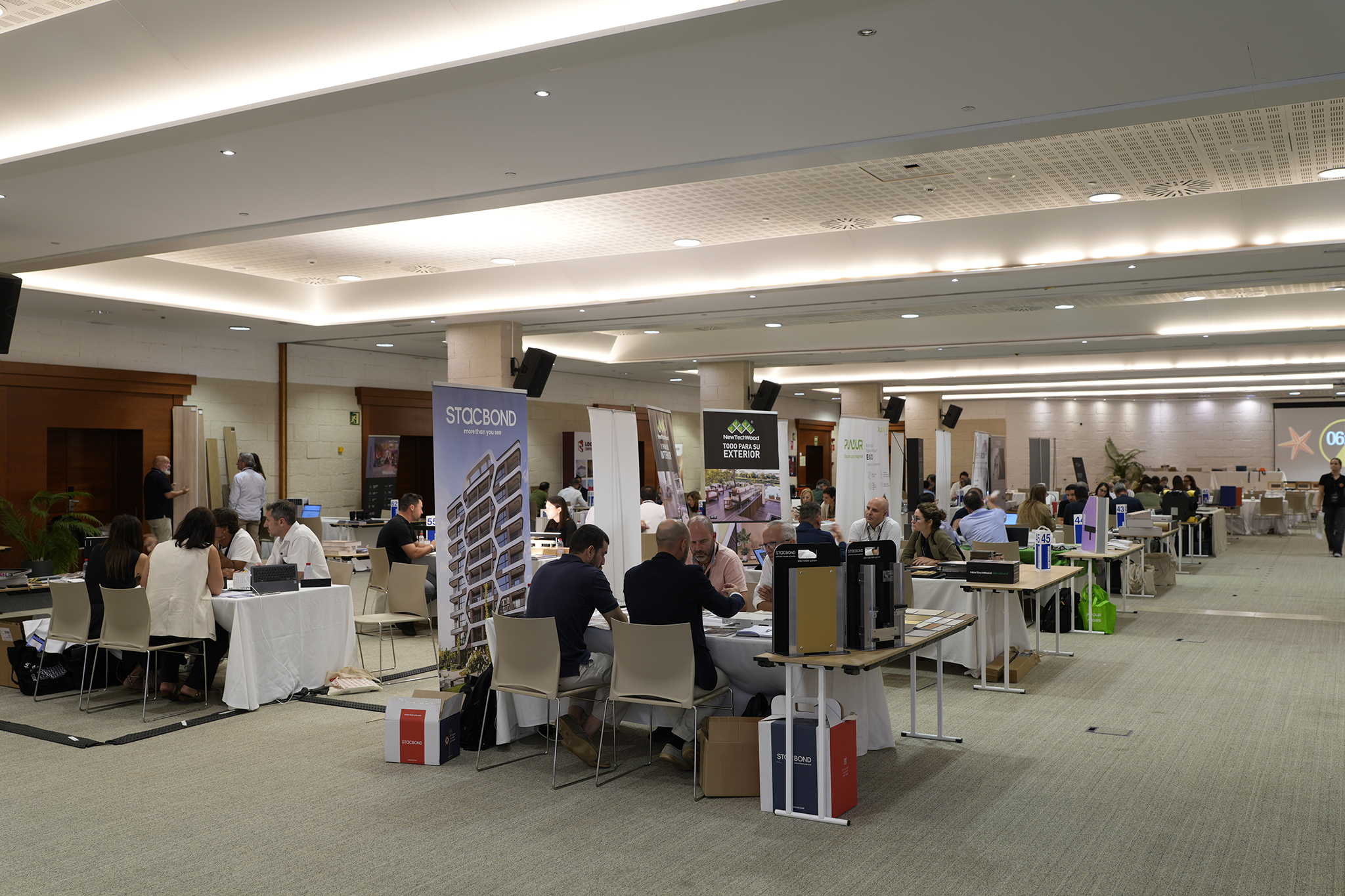 Bereich für professionelle Meetings beim Foro Contract XL 2026