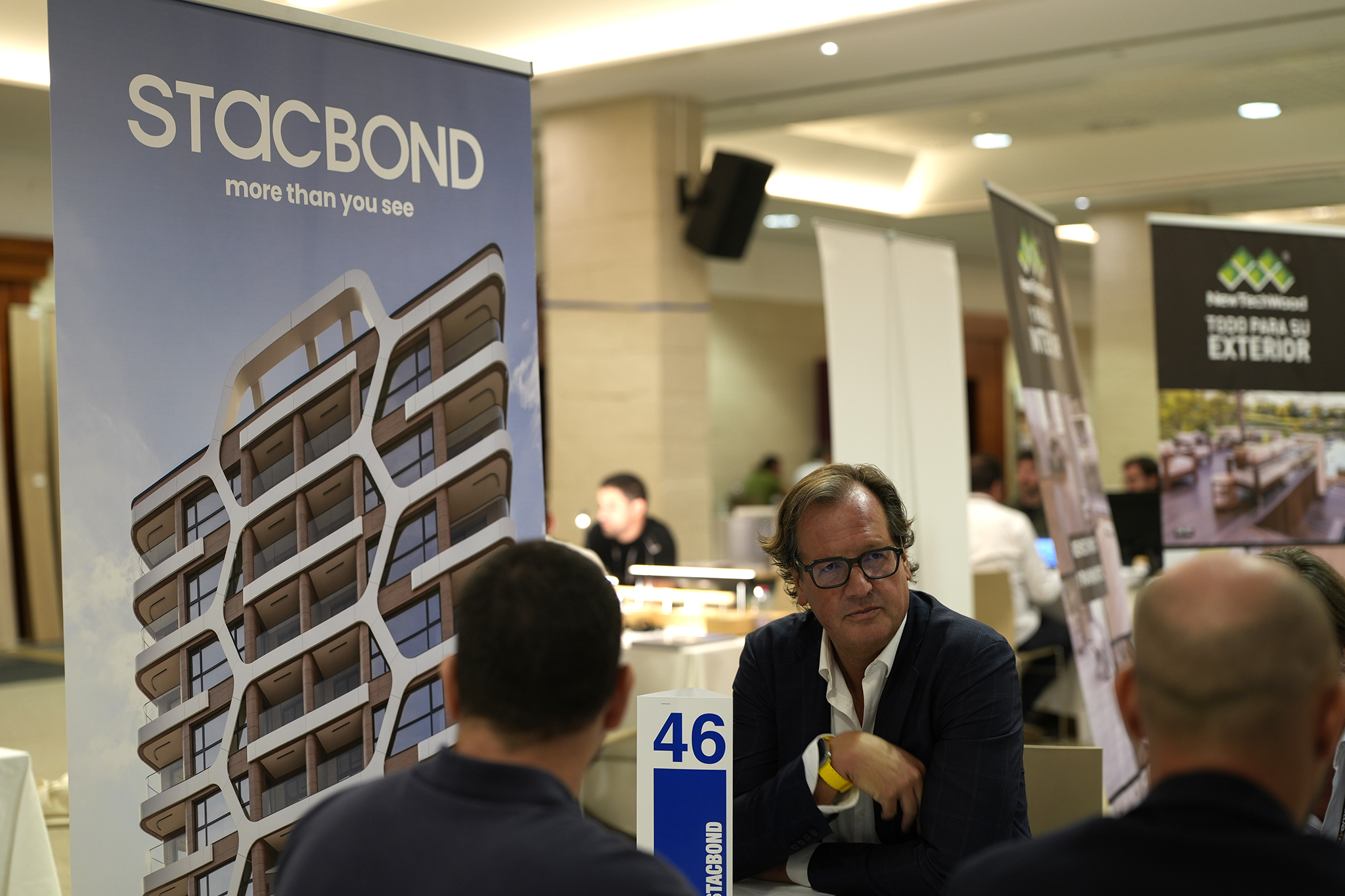 STACBOND im Gespräch mit Fachleuten beim Foro Contract XL